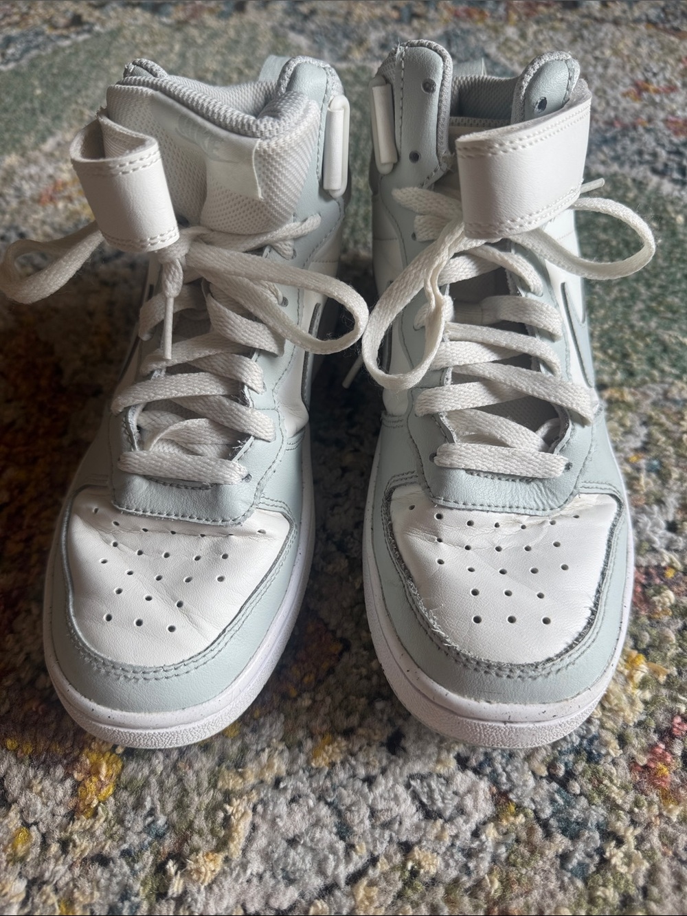 NIKE COURT BOROUGH MID 2 BOYS SNEAKERS IN SZ 5Y…GREAT PREOWNED CONDITION! - Picture 2 of 5